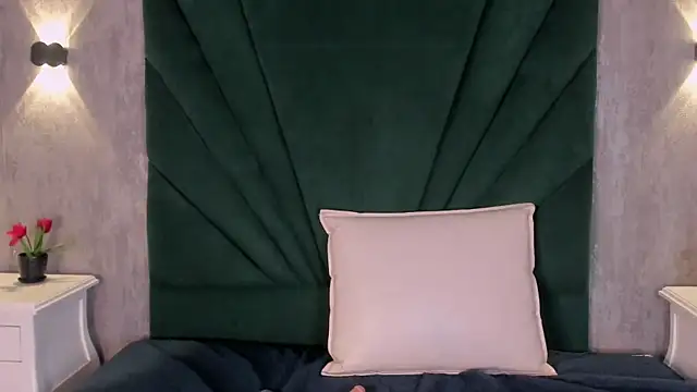 Snapshot of EmiliClarke chatting on 1, 4, 2026 EmiliClarke online show from 1, 4, 2026