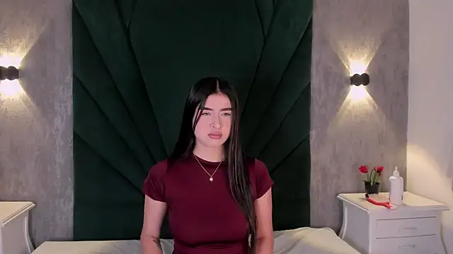 Snapshot of EmiliClarke chatting on 4, 4, 2026 EmiliClarke online show from 4, 4, 2026