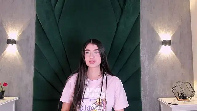 Snapshot of EmiliClarke chatting on 6, 4, 2026 EmiliClarke online show from 6, 4, 2026