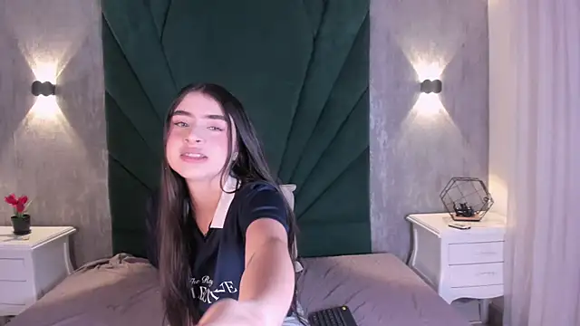 Snapshot of EmiliClarke chatting on 7, 4, 2026 EmiliClarke online show from 7, 4, 2026