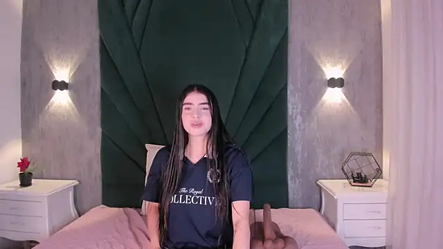 Snapshot of EmiliClarke chatting on 15, 4, 2026 EmiliClarke online show from 15, 4, 2026