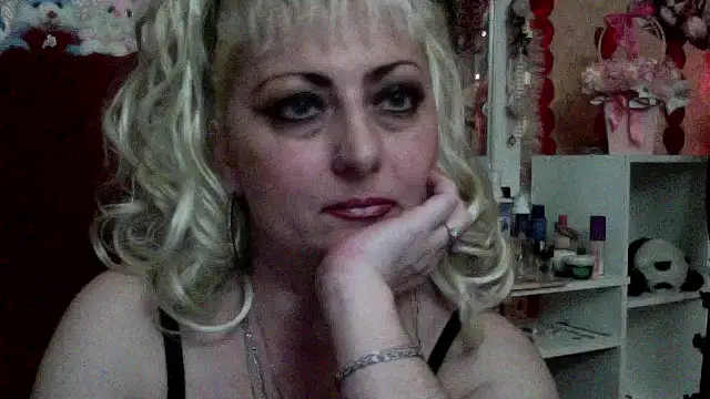 Snapshot of xHot_Amazonq chatting on 13, 4, 2026 xHot Amazonq online show from 13, 4, 2026