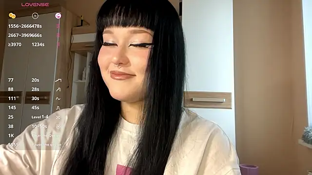 Snapshot of LaurenOveson chatting on 2, 11, 2025 LaurenOveson online show from 2, 11, 2025