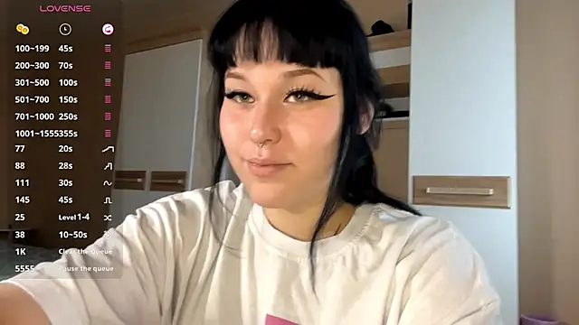 Snapshot of LaurenOveson chatting on 3, 11, 2025 LaurenOveson online show from 3, 11, 2025