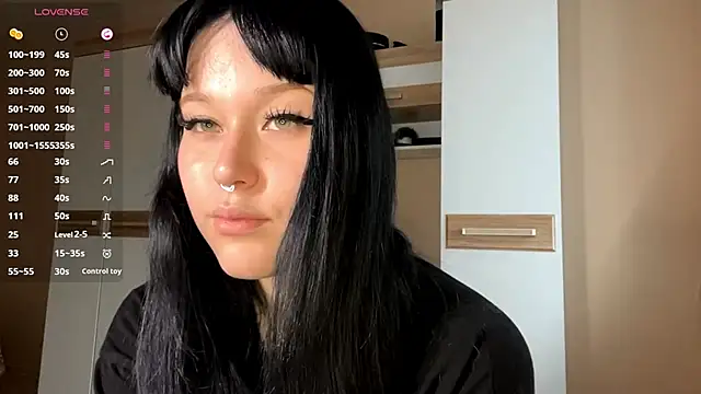 Snapshot of LaurenOveson chatting on 6, 11, 2025 LaurenOveson online show from 6, 11, 2025