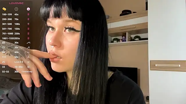 Snapshot of LaurenOveson chatting on 10, 11, 2025 LaurenOveson online show from 10, 11, 2025