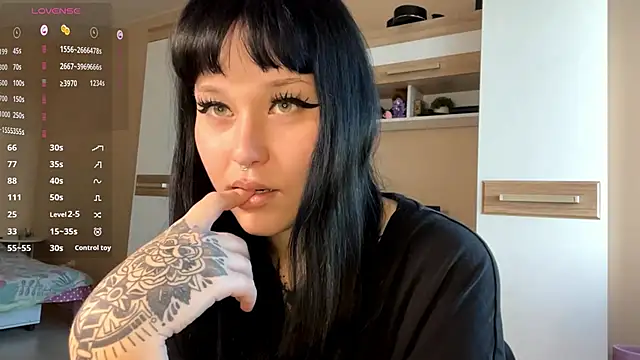 Snapshot of LaurenOveson chatting on 11, 11, 2025 LaurenOveson online show from 11, 11, 2025