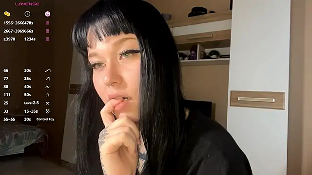 Snapshot of LaurenOveson chatting on 18, 11, 2025 LaurenOveson online show from 18, 11, 2025