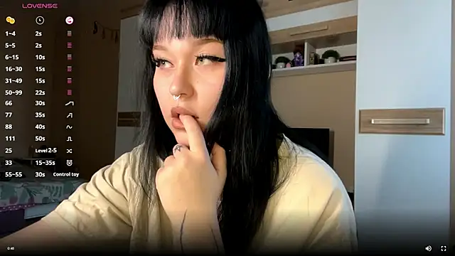 Snapshot of LaurenOveson chatting on 19, 11, 2025 LaurenOveson online show from 19, 11, 2025