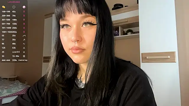 Snapshot of LaurenOveson chatting on 23, 11, 2025 LaurenOveson online show from 23, 11, 2025