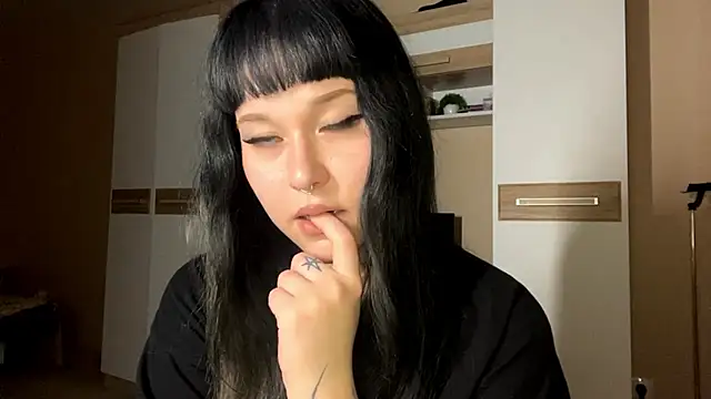 Snapshot of LaurenOveson chatting on 29, 11, 2025 LaurenOveson online show from 29, 11, 2025