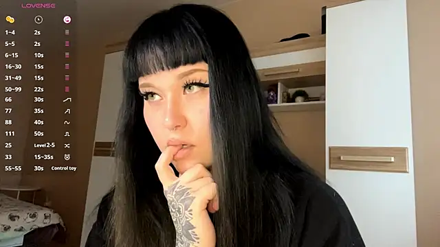 Snapshot of LaurenOveson chatting on 30, 11, 2025 LaurenOveson online show from 30, 11, 2025