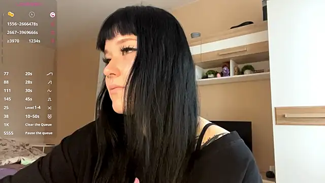 Snapshot of LaurenOveson chatting on 4, 12, 2025 LaurenOveson online show from 4, 12, 2025