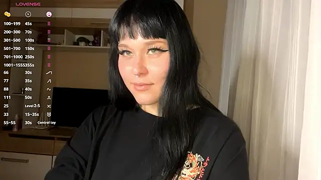 Snapshot of LaurenOveson chatting on 15, 12, 2025 LaurenOveson online show from 15, 12, 2025