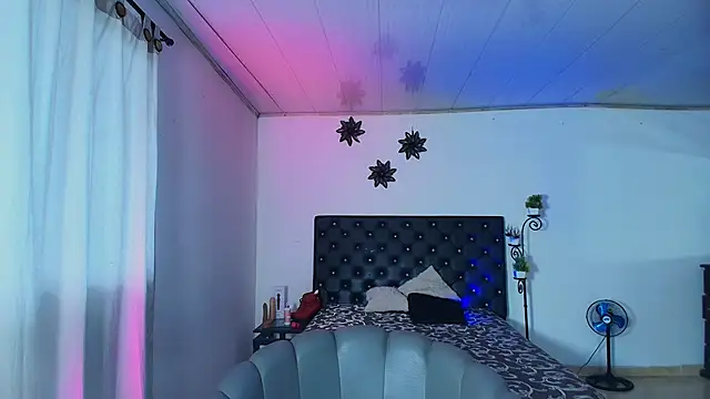 GiannaRoberts online show from 4, 11, 2025