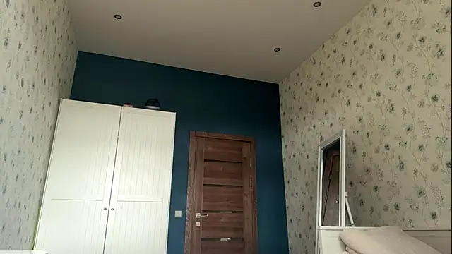 Snapshot of EastLuna chatting on 28, 10, 2025 EastLuna online show from 28, 10, 2025