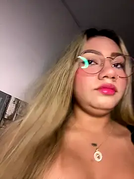 Snapshot of Vicky-Nova chatting on 28, 10, 2025 Vicky-Nova online show from 28, 10, 2025