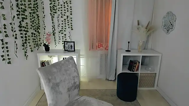 Evanessa Johns online show from 3, 12, 2025