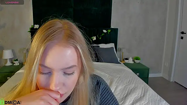 Melanie Ryer online show from 4, 12, 2025