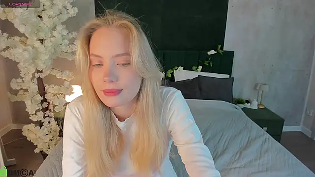 Melanie Ryer online show from 17, 12, 2025