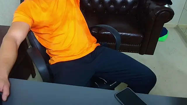 Snapshot of HayesWood chatting on 4, 12, 2025 HayesWood online show from 4, 12, 2025