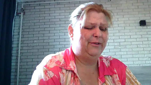 Snapshot of Sylviastar46 chatting on 24, 4, 2026 Sylviastar46 online show from 24, 4, 2026