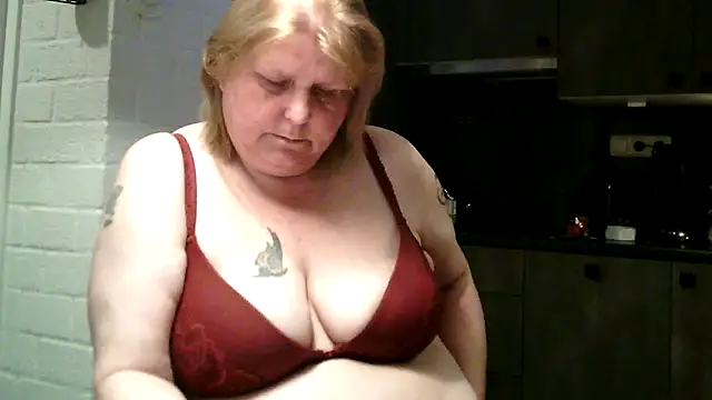 Snapshot of Sylviastar46 chatting on 1, 5, 2026 Sylviastar46 online show from 1, 5, 2026