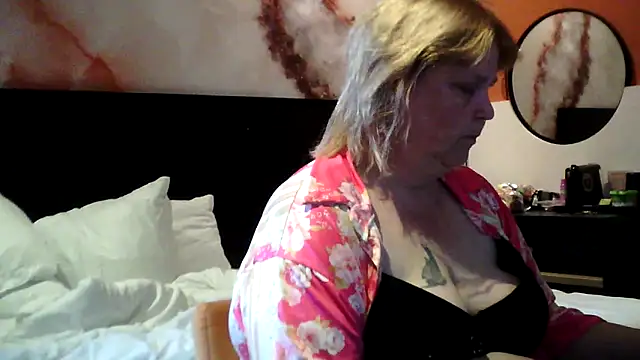 Snapshot of Sylviastar46 chatting on 17, 5, 2026 Sylviastar46 online show from 17, 5, 2026