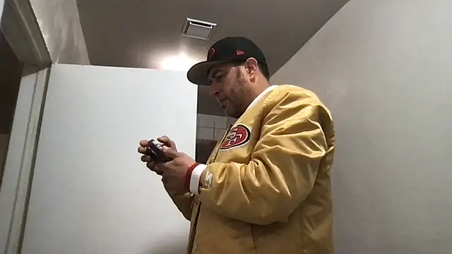 Snapshot of ezrah23 chatting on 15, 12, 2025 ezrah23 online show from 15, 12, 2025