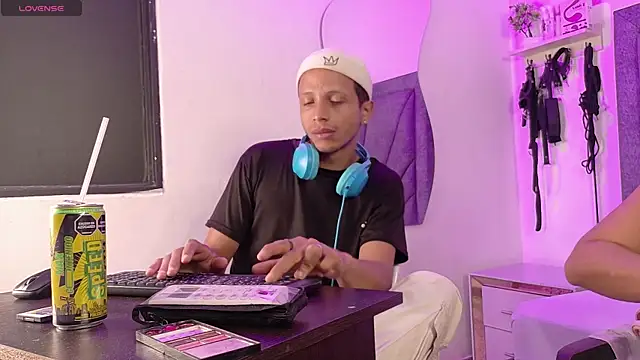 Snapshot of DamianandEva chatting on 13, 5, 2026 DamianandEva online show from 13, 5, 2026