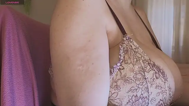 Snapshot of Ange_Boob chatting on 10, 4, 2026 Ange Boob online show from 10, 4, 2026