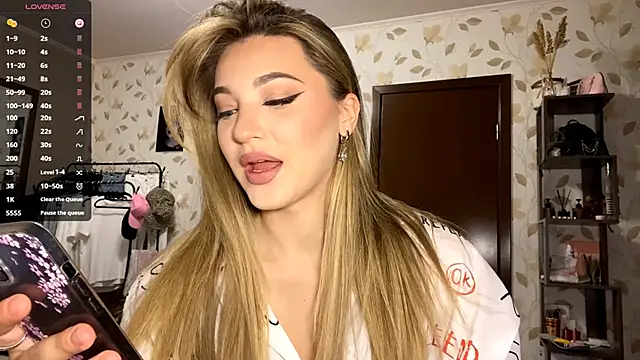 Snapshot of OrethaEredia chatting on 17, 11, 2025 OrethaEredia online show from 17, 11, 2025