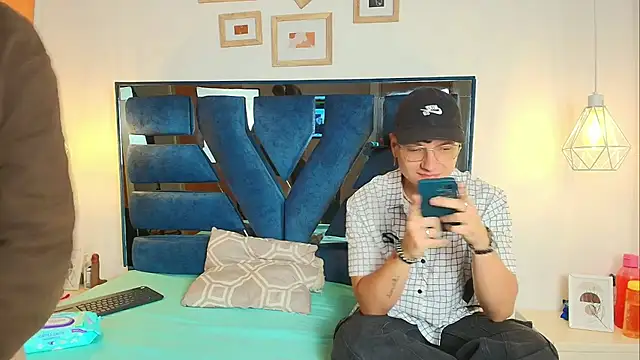 Snapshot of Zoe_And_Dylan_ chatting on 19, 2, 2026 Zoe And Dylan online show from 19, 2, 2026