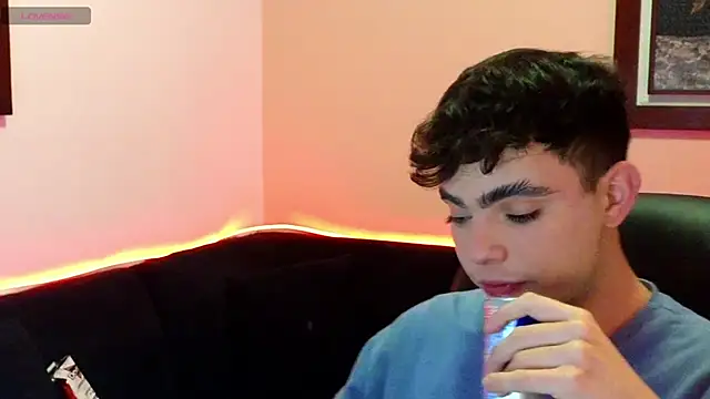 Snapshot of petitegigant33 chatting on 31, 10, 2025 petitegigant33 online show from 31, 10, 2025