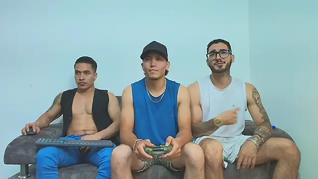 Snapshot of thebadboys05 chatting on 13, 11, 2025 thebadboys05 online show from 13, 11, 2025