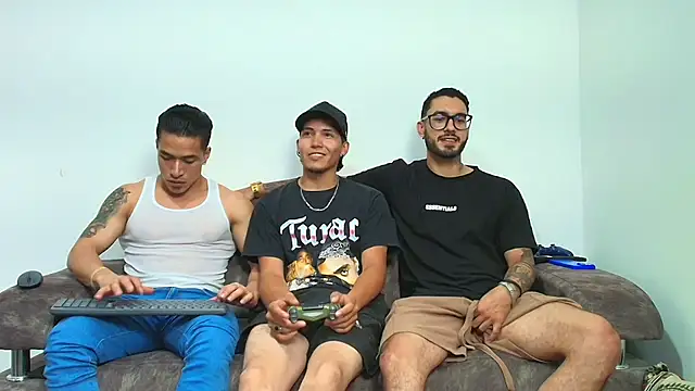 Snapshot of thebadboys05 chatting on 19, 11, 2025 thebadboys05 online show from 19, 11, 2025