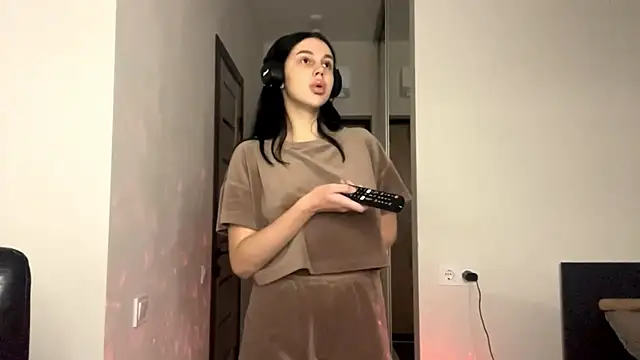 Snapshot of EliseBonser chatting on 3, 11, 2025 EliseBonser online show from 3, 11, 2025