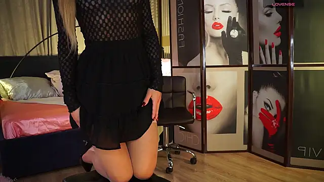 Nikki  Amour online show from 17, 11, 2025