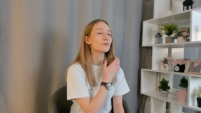 Snapshot of NikoleOwen chatting on 11, 11, 2025 NikoleOwen online show from 11, 11, 2025