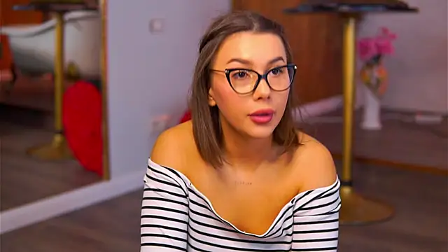 Snapshot of KarinaKokhana chatting on 13, 11, 2025 KarinaKokhana online show from 13, 11, 2025