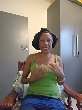 Snapshot of Mommy_Sienna chatting on 4, 6, 2026 Mommy Sienna online show from 4, 6, 2026