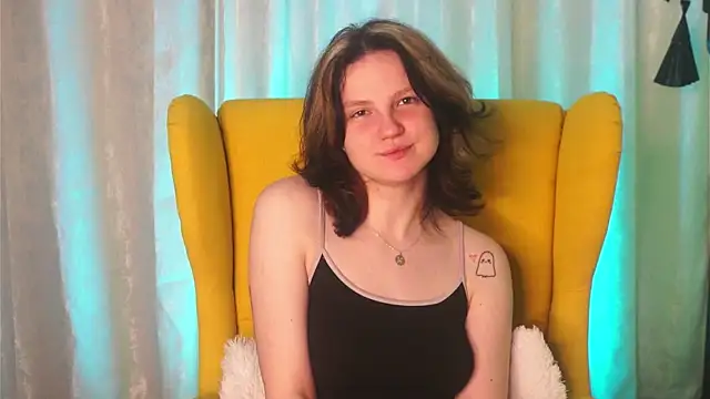 Snapshot of LatinaHuguenin chatting on 8, 3, 2026 LatinaHuguenin online show from 8, 3, 2026