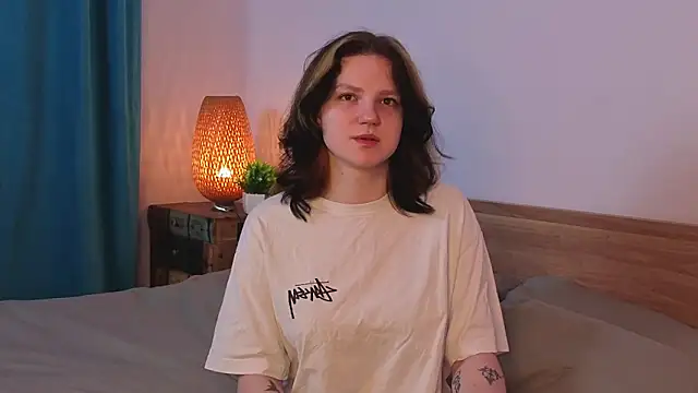 Snapshot of LatinaHuguenin chatting on 5, 4, 2026 LatinaHuguenin online show from 5, 4, 2026