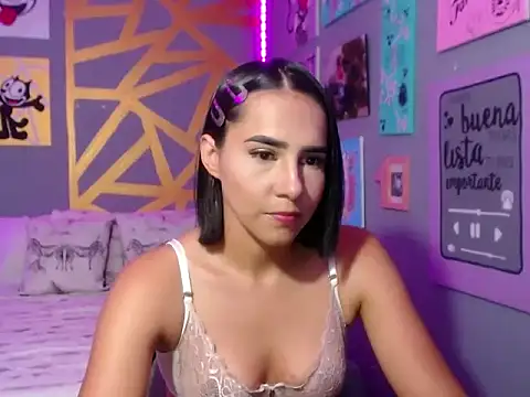 Snapshot of evelynlovers00 chatting on 4, 12, 2025 evelynlovers00 online show from 4, 12, 2025