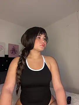 Snapshot of LoliitaBennett chatting on 5, 4, 2026 LoliitaBennett online show from 5, 4, 2026