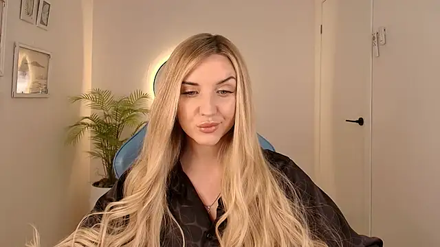 Snapshot of _Mi1a_ chatting on 11, 11, 2025 Mi1a online show from 11, 11, 2025