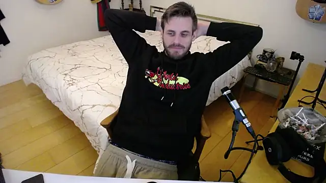 Snapshot of skatejocke chatting on 4, 12, 2025 skatejocke online show from 4, 12, 2025