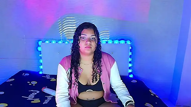 Snapshot of CurlyAliccia_ chatting on 16, 11, 2025 CurlyAliccia online show from 16, 11, 2025