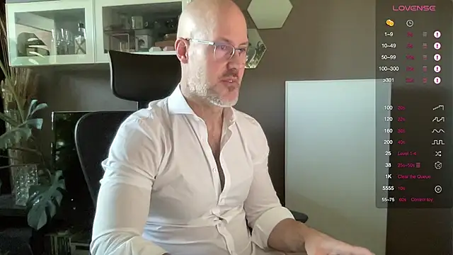 Snapshot of the_new_fit_rubinho chatting on 8, 4, 2026 the new fit rubinho online show from 8, 4, 2026