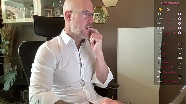 Snapshot of the_new_fit_rubinho chatting on 13, 4, 2026 the new fit rubinho online show from 13, 4, 2026